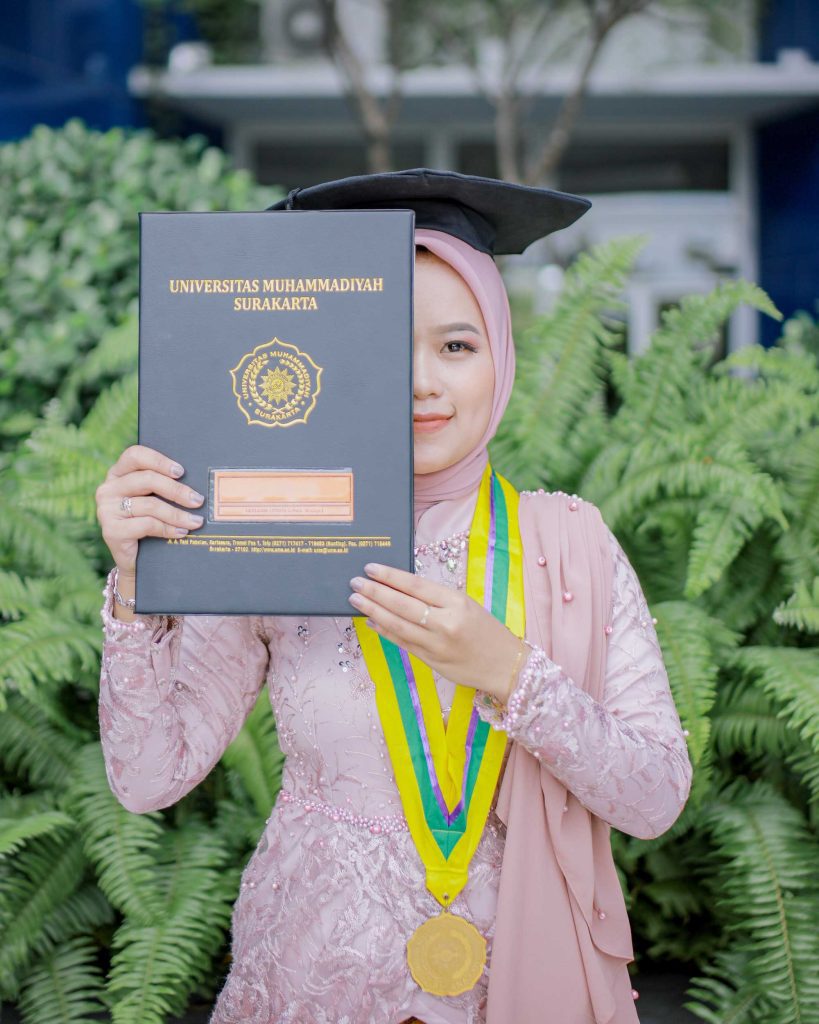 foto wisuda graduation outdoor ums surakarta
