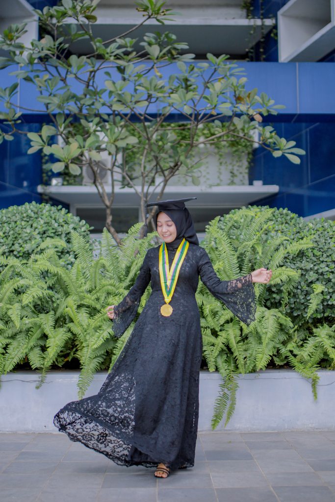 foto wisuda graduation outdoor ums surakarta