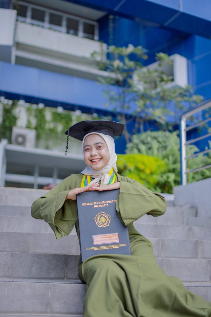 foto wisuda graduation outdoor ums surakarta