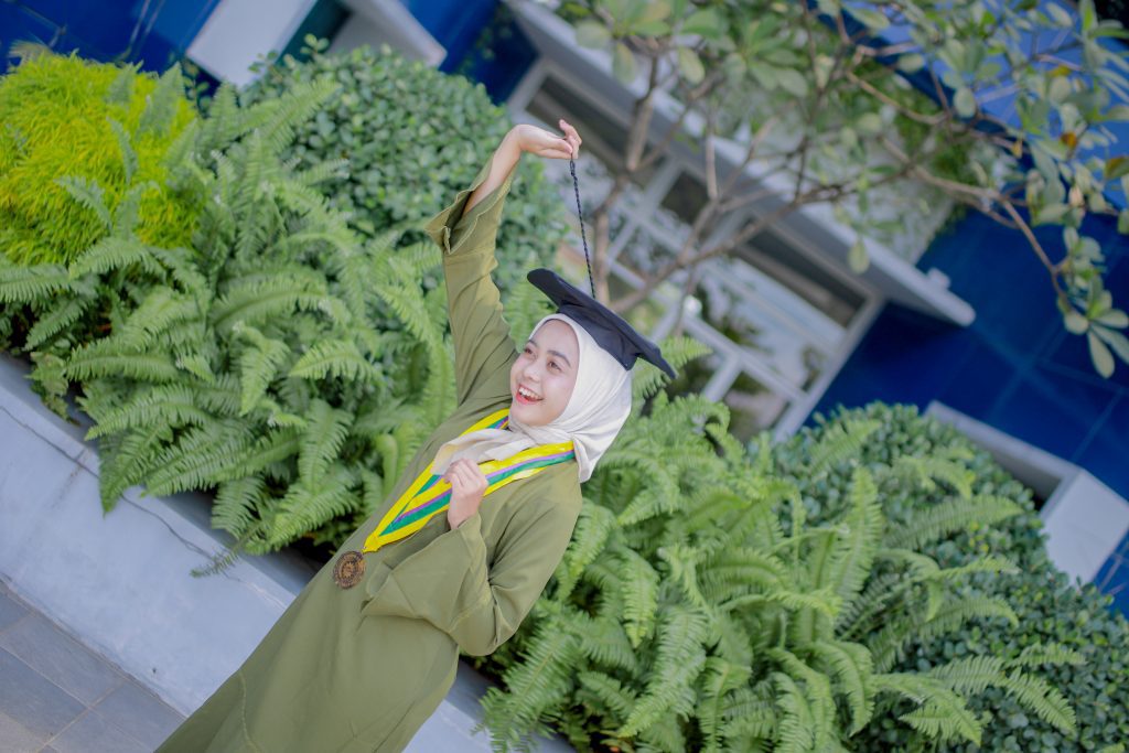 foto wisuda graduation outdoor ums surakarta