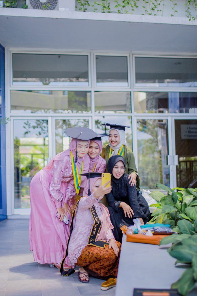 foto wisuda graduation outdoor ums surakarta